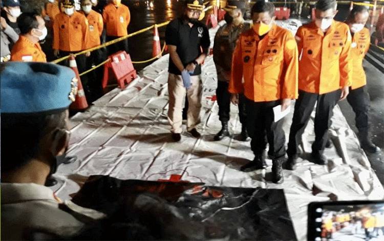 Basarnas Serahkan Serpihan Sriwijaya Air SJ 182 ke DVI