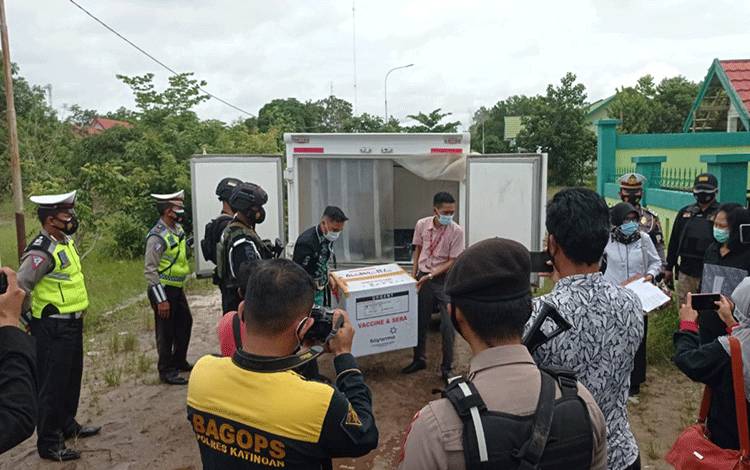 Polisi Lakukan Pengamanan Kedatangan Vaksin Covid-19 Sinovac di Katingan