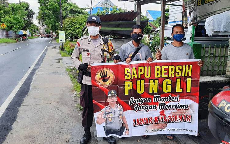 Bhabinkamtibmas Polsek Pahandut Ajak Warga Cegah Pungli