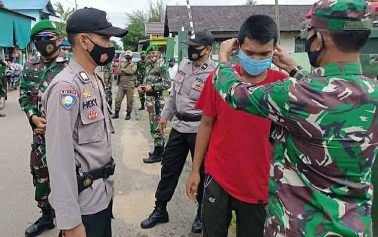 Polsek Kapuas Murung Bersama Koramil Palingkau Disiplinkan Warga Terapkan Protokol Kesehatan