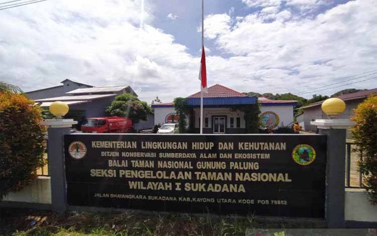 Balai Taman Nasional Gunung Palung Pasang Bendera Setengah Tiang