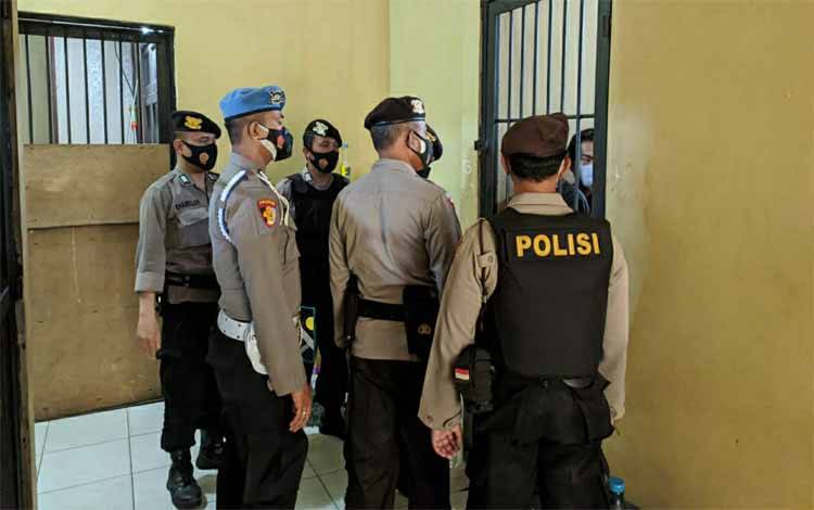 Personel Propam Cek Tahanan dan Petugas Jaga di Rutan Polres Kapuas