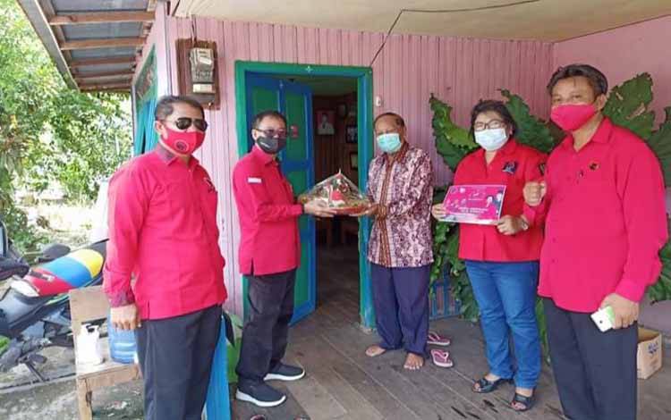 Cara DPC PDIP Katingan Peringati HUT Partai Berikan 48 Nasi Tumpeng kepada Masyarakat