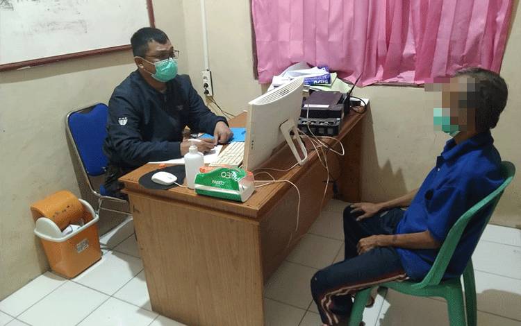 Pria Paruh Baya Ini Tega Aniaya Menantu dan Anaknya