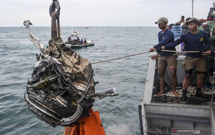 KRI Teluk Mentawai 959 Disiapkan untuk Derek Puing Sriwijaya Air