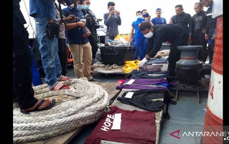 Penyelam Temukan Gaun Pengantin Hingga Seragam Pramugari Sriwijaya Air