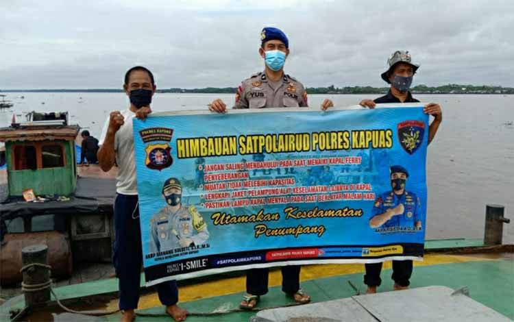 Personel Satpolair Polres Kapuas Patroli dan Sambangi Kapal di DAS Kapuas, Ini Tujuannya