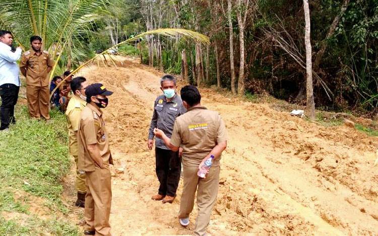 Jalan Rusak di Jalur Lahe - Luwe Diperbaiki Secara Gotong Royong oleh 13 Perusahaan