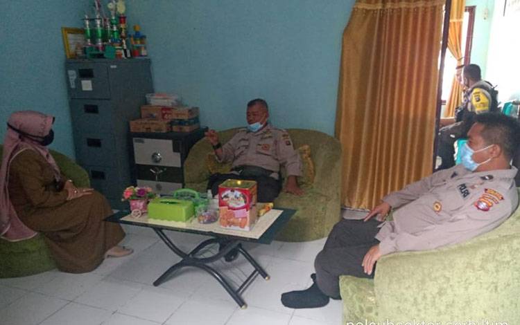 Lakukan Sambang Desa Sambil Sosialisasikan Maklumat Kapolri