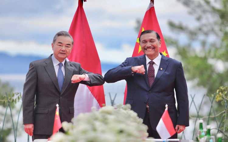 Menko Luhut Terima Kunjungan Menlu Cina di Danau Toba