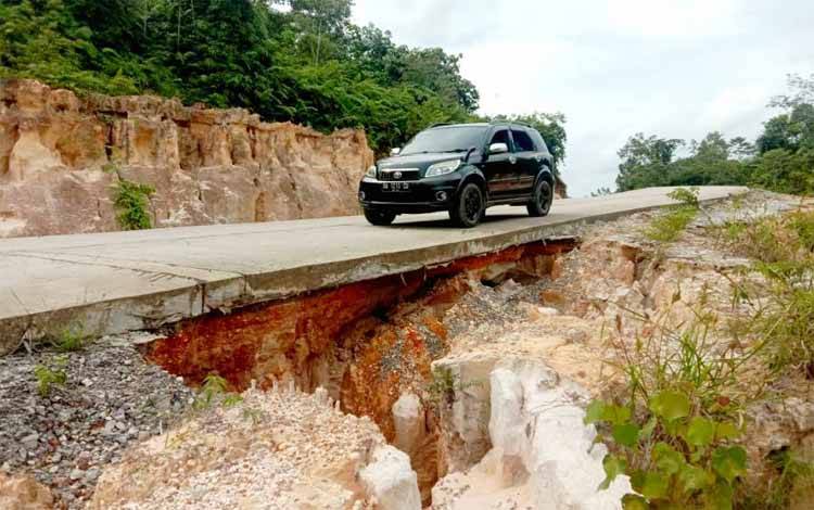 Jalan Lahei - Muara Bakah Terancam Longsor