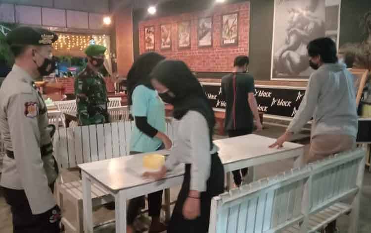 Cegah Penularan Corona, Polsek Pangkalan Banteng Bubarkan Kerumunan di Cafe