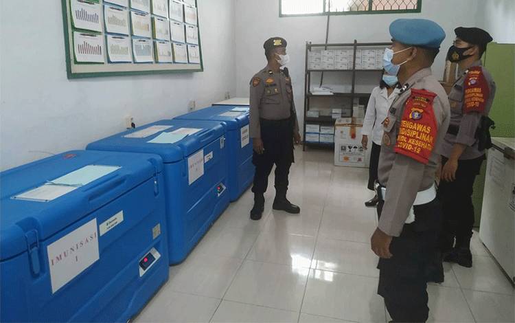 Anggota Polres Lamandau Jaga Tempat Penyimpanan Vaksin Covid-19