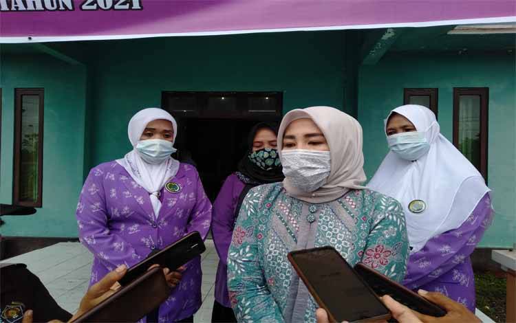 Seragam Organisasi Kurangi Gaya Hidup Sosialita Kaum Perempuan