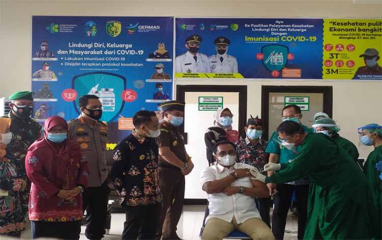 Sigit K Yunianto Orang Pertama Disuntik Vaksin Covid-19 di Palangka Raya