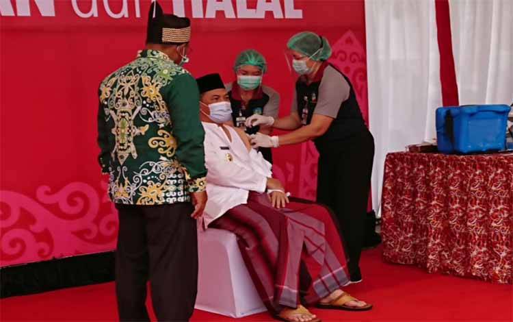 Sekda Kalteng Tertawa Setelah Divaksin Covid-19