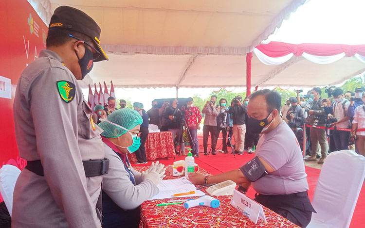 Puluhan Tenaga Kesehatan Polda Kalteng Divaksin Covid-19