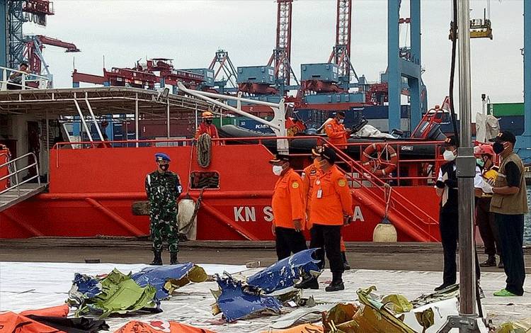 Tim SAR Angkut 3 Kantong Bagian Tubuh Korban Pesawat Sriwijaya SJ182