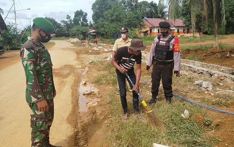 Warga Kelurahan Pangkut Diberi Sanksi Nyapu Karena Langgar Prokes