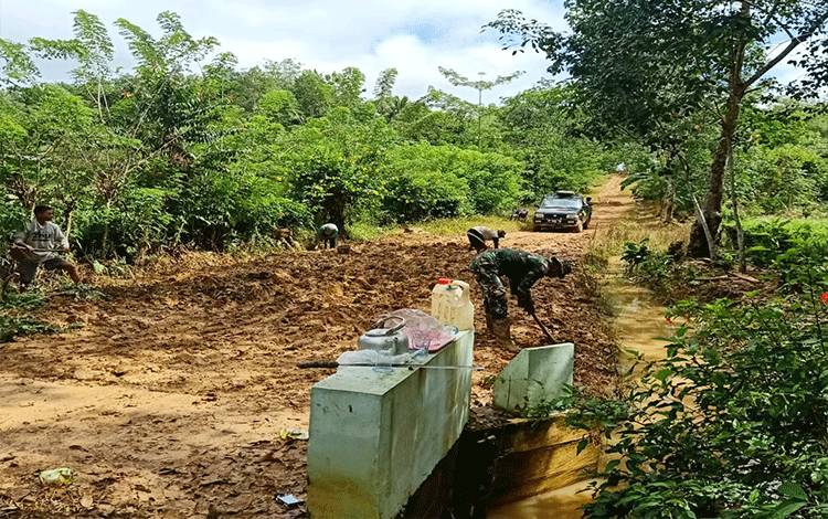 Danramil 1013-04/Benangin Gerakkan Gotong Royong Perbaiki Jalan