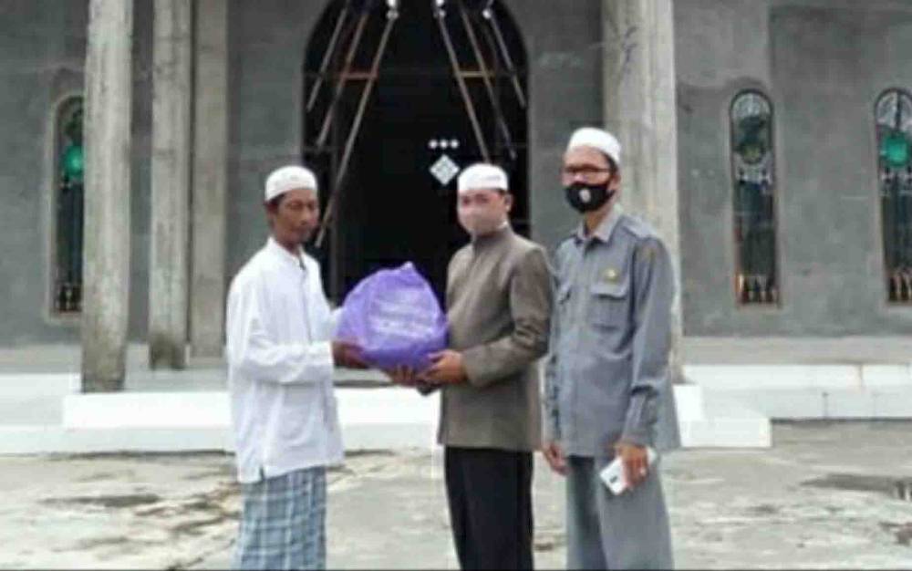 KUA Kapuas Murung Salurkan Bantuan Sembako untuk Kaum Masjid