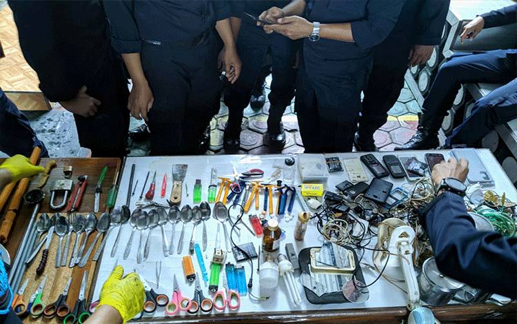 Petugas Rutan Palangka Raya Sita Benda Berbahaya dari Kamar WBP