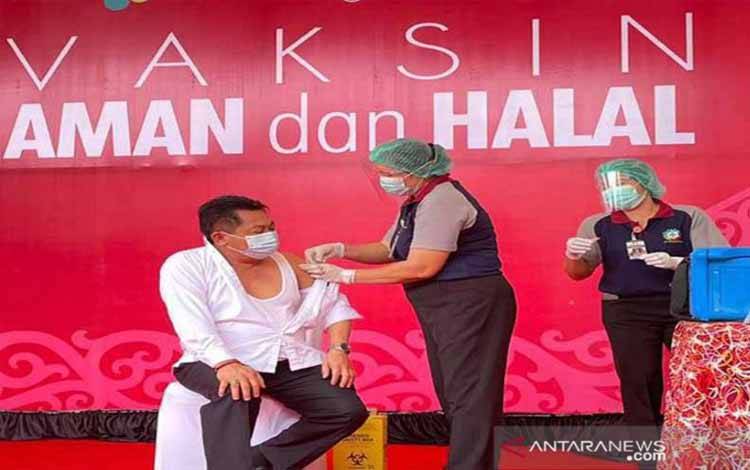 Ketua DPRD Kalteng Pastikan Kondisi Tubuh Aman Setelah Divaksin COVID-19