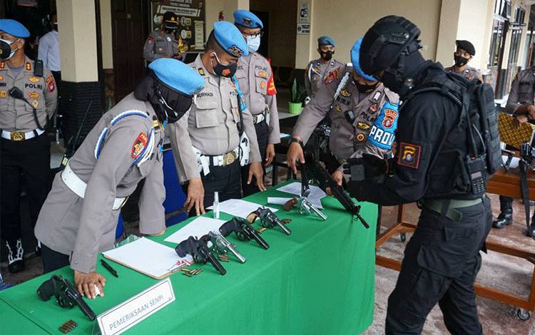 Propam Polda Kalteng Cek Senjata Api Personel Polres Lamandau
