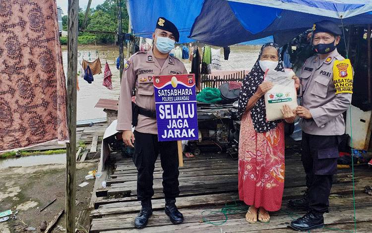 Anggota Satbinmas Salurkan Bantuan Polri Peduli Terdampak Covid-19