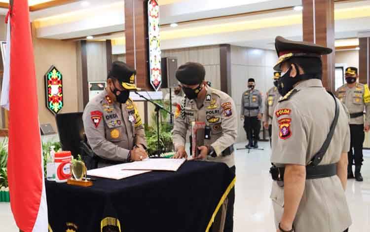 Kapolda Kalteng Lantik Kombes Henry Budiman Sebagai Kabidkeuangan