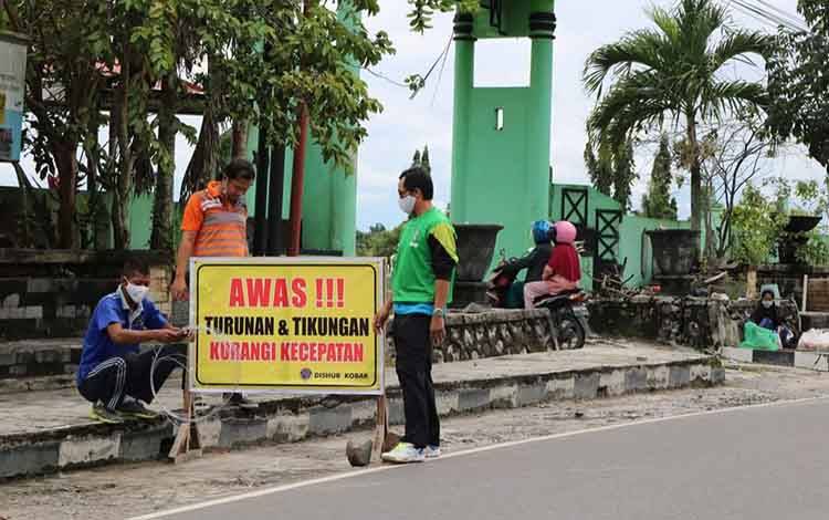 Dinas Perhubungan Kobar Pasang Rambu Peringatan untuk Cegah Kecelakaan
