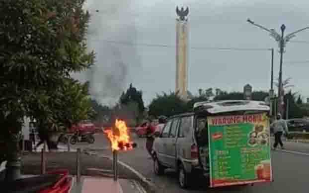 Motor Terbakar di Sekitar Bundaran Pancasila Pangkalan Bun Hebohkan Warga