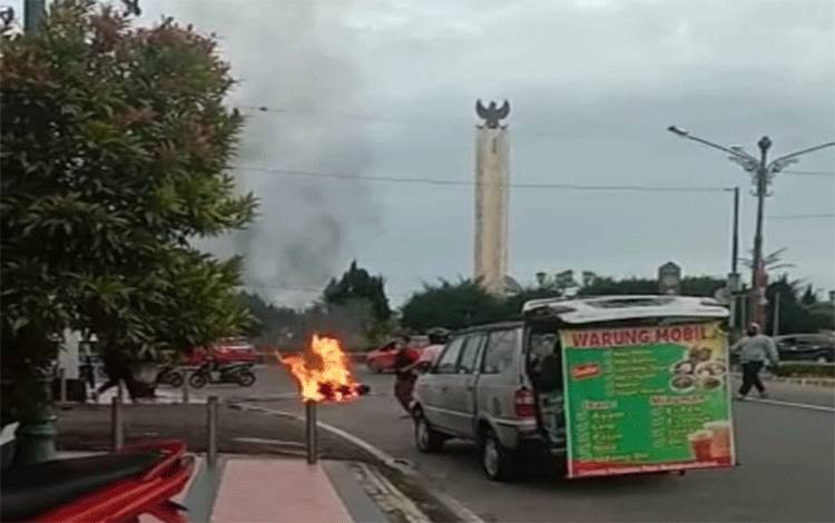 Video Amatir Detik-detik Sepeda Motor Terbakar di Bundaran Pancasila Pangkalan Bun
