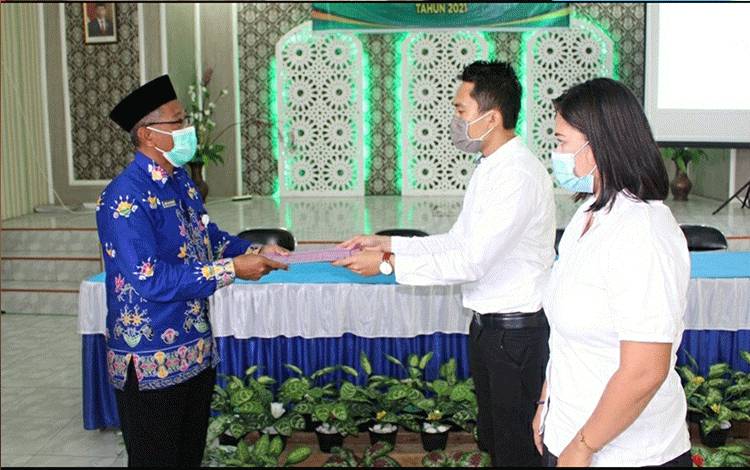 Ini Pesan Plt Kepala Kemenag Kapuas kepada 17 Penyuluh Agama Hindu Terima SK