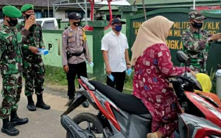 Petugas Gabungan di Kapuas Murung Ingatkan Masyarakat Gunakan Masker
