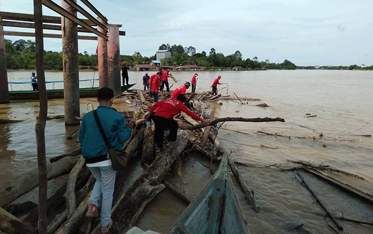 DPC PDIP Katingan Bersihkan Sampah di Sungai Peringati Hari Ulang Tahun