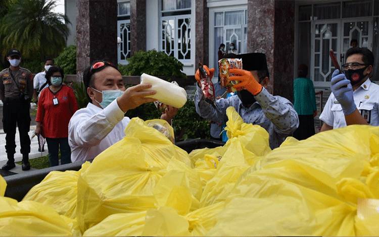 Pemprov Kalteng Salurkan 2.300 Paket Logistik Untuk Korban Banjir di Kalsel