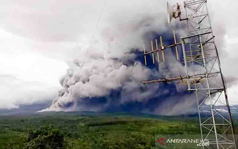 5 Kecamatan di Lumajang Diguyur Hujan Abu Vulkanik Gunung Semeru