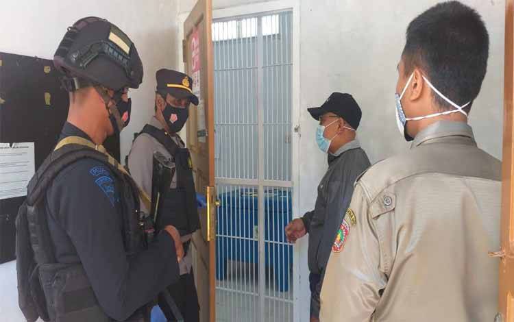 Pastikan Suhu Stabil, Tempat Penyimpanan Vaksin Covid-19 di Kobar Rutin Dilakukan Pengecekan