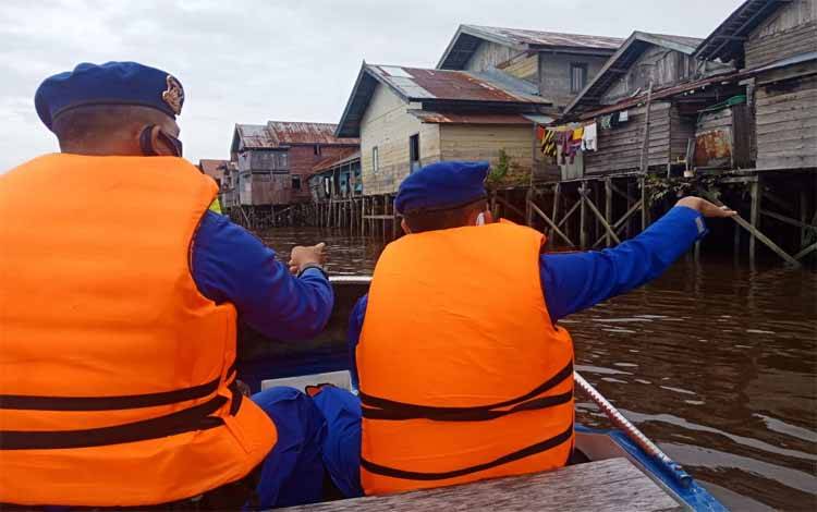 Pantau Debit Air, Polair Polres Seruyan Sisir Bantaran Sungai
