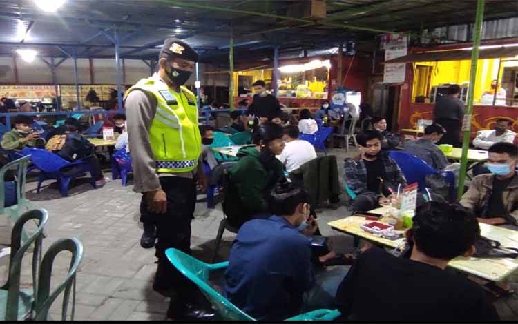 Warga Palangka Raya Dilarang Nongkrong di Kafe Setelah Pukul 21:00 WIB