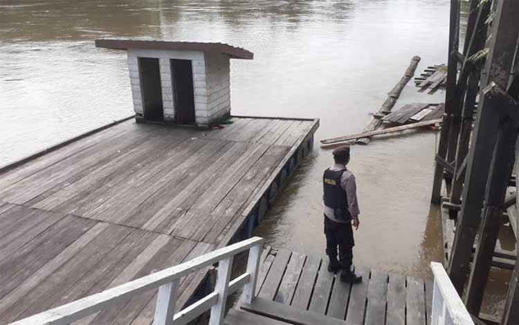 Anggota Polsek Seruyan Tengah Rutin Cek Debit Air Sungai