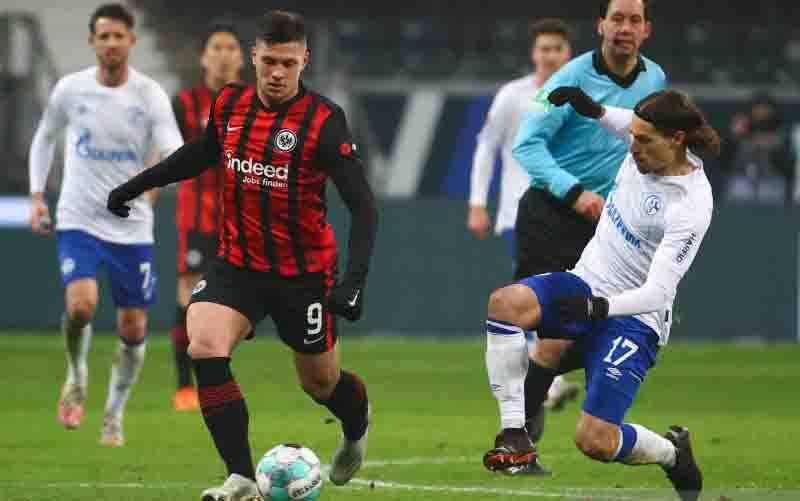 Frankfurt Tundukkan Schalke 3-1