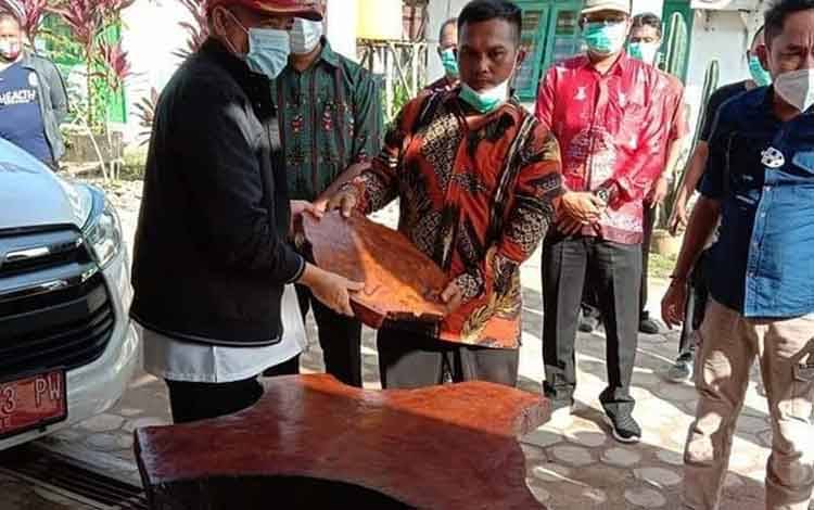 Bupati Seruyan Dorong Pemasaran Kerajinan Limbah Kayu Ulin