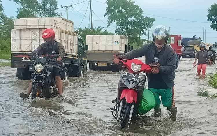 Ruas Jalan Trans Kalimantan 11 Batola Kalimantan Selatan Masih Terendam Banjir, Begini Kondisinya