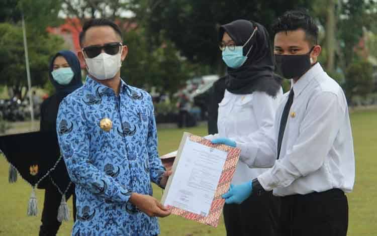 Wali Kota Palangka Raya Serahkan 209 SK CPNS