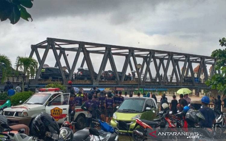 Jokowi Pantau dari Atas Jembatan di Tengah Banjir Kalsel