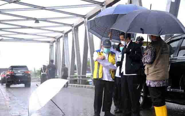 Jokowi Sebut Curah Hujan Picu Banjir Kalsel, Walhi: Mending Tidak Usah ke Sini