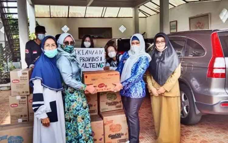 Peduli Banjir Kalsel, Ikiawan DPRD Kalteng Salurkan Bantuan