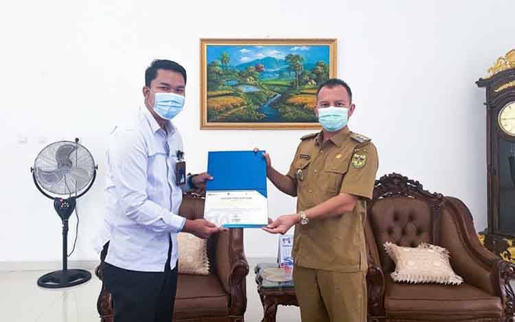 Pemkab Gunung Mas Terima Penghargaan dari PLN